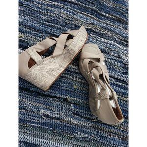 Donald J. Pliner Wedges Size 7 1/2 M Cream Beige